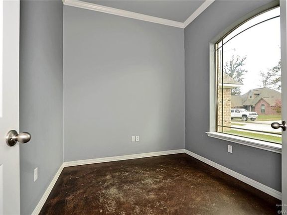4th image of 210 Southern Creek Cir