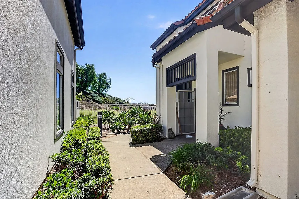 2 bed, 820 sqft, $4,500 — Photo 2