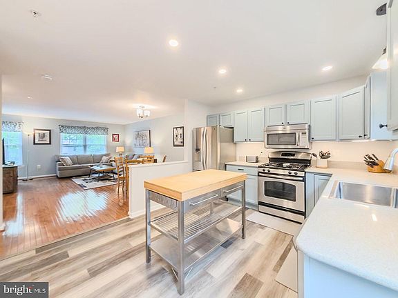 2nd image of 406 Blossom Ln