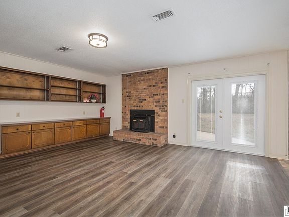 3rd image of 29 W Elmwood Dr