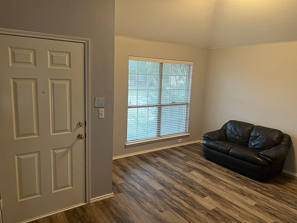1st image of 111 Cobblestone Dr
