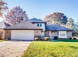 5725 Lois Ln, Shoreview, MN 55126