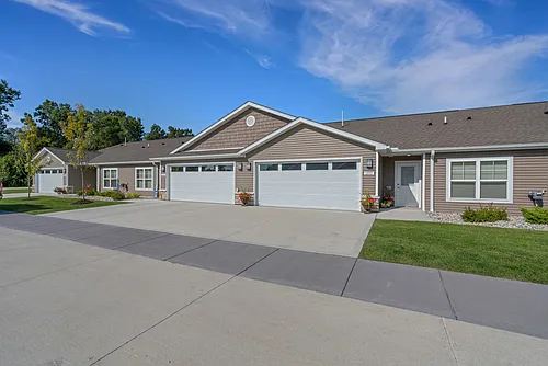 Redwood Rochester Hills Photo 1