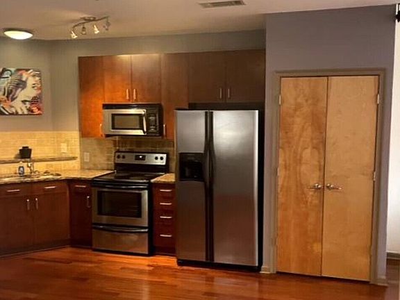 2nd image of 898 Oak St #3423