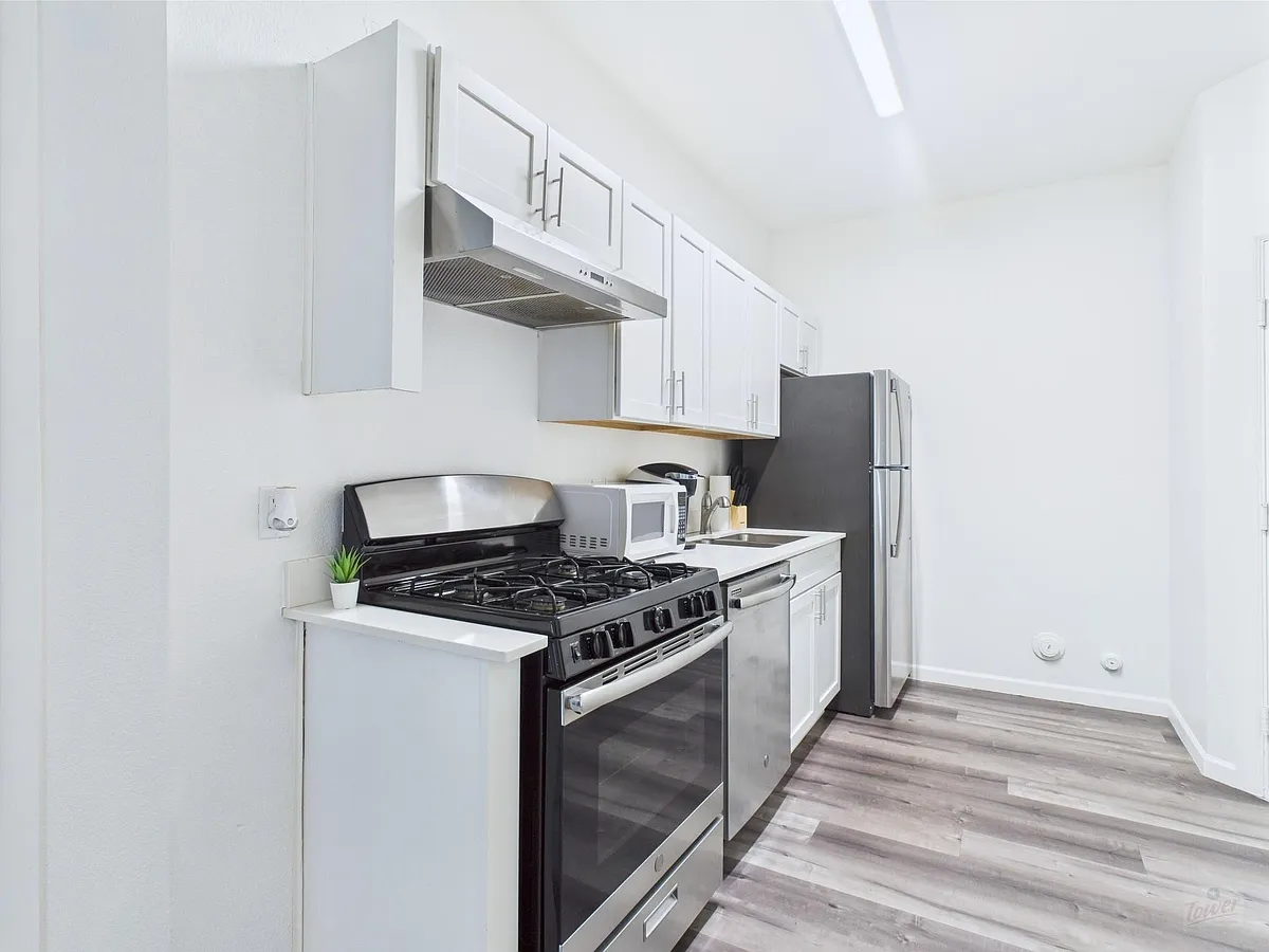 Building Photo - 911 W 22nd St #306