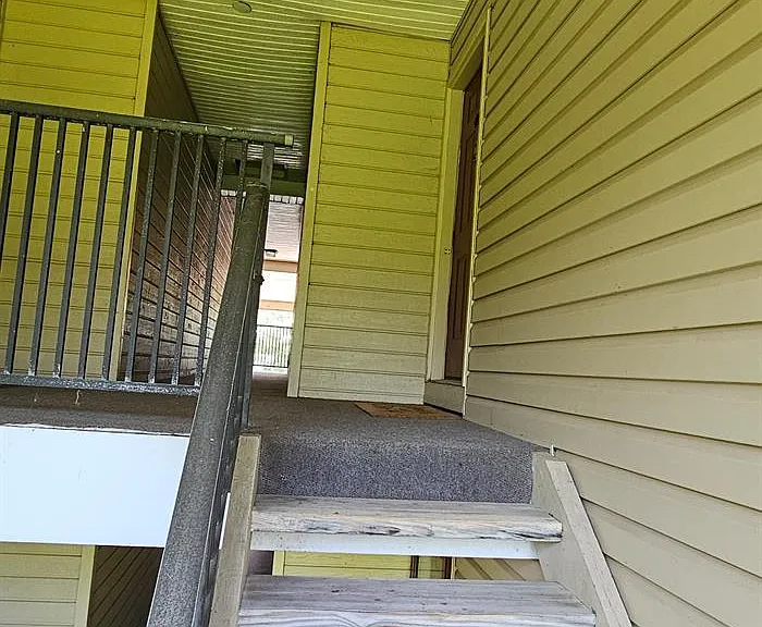 447 Lancaster Ct — Photo 4