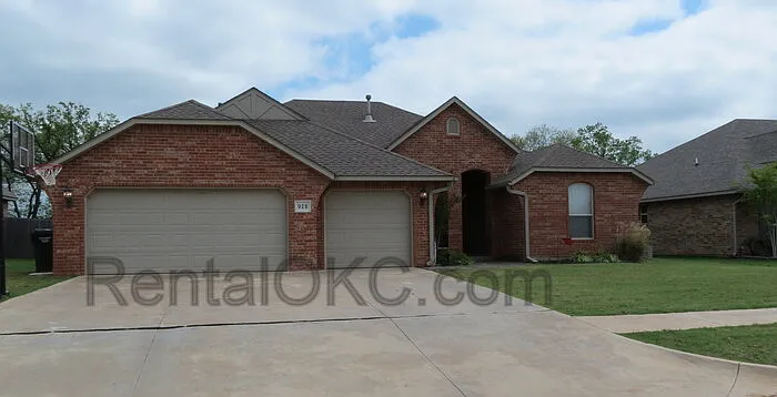 928 Ashwood Ln — Photo 1