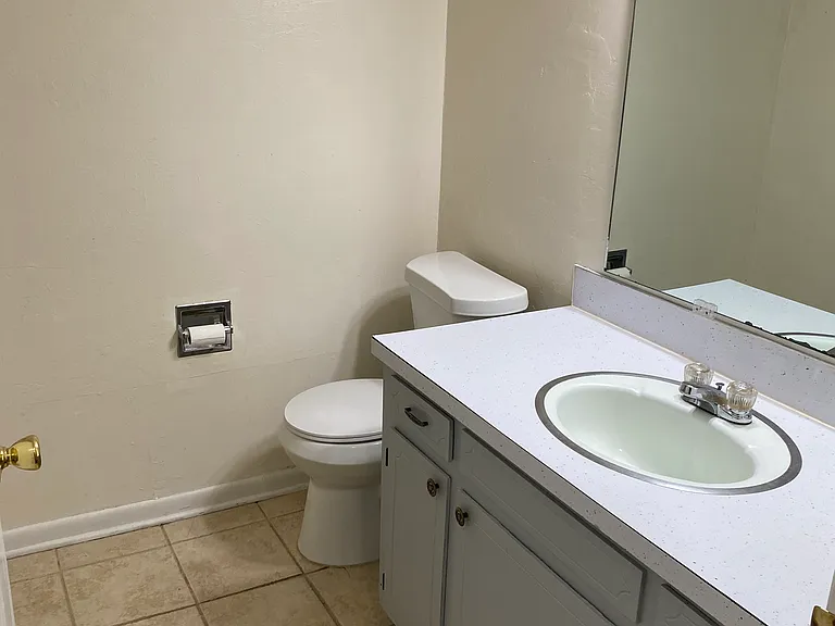 2907 Karen — Photo 7
