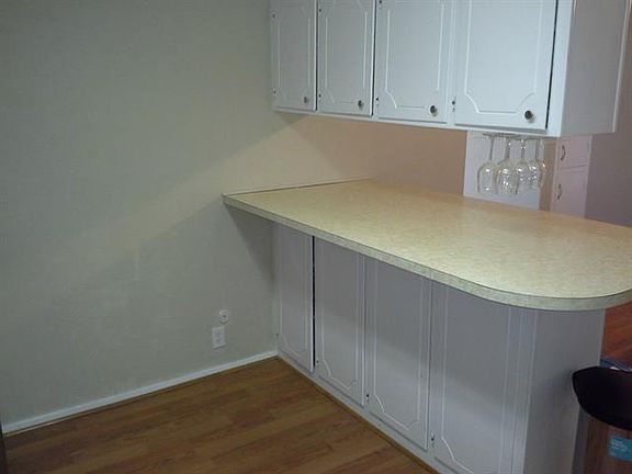 4th image of 700 SW Sunnybrook Dr
