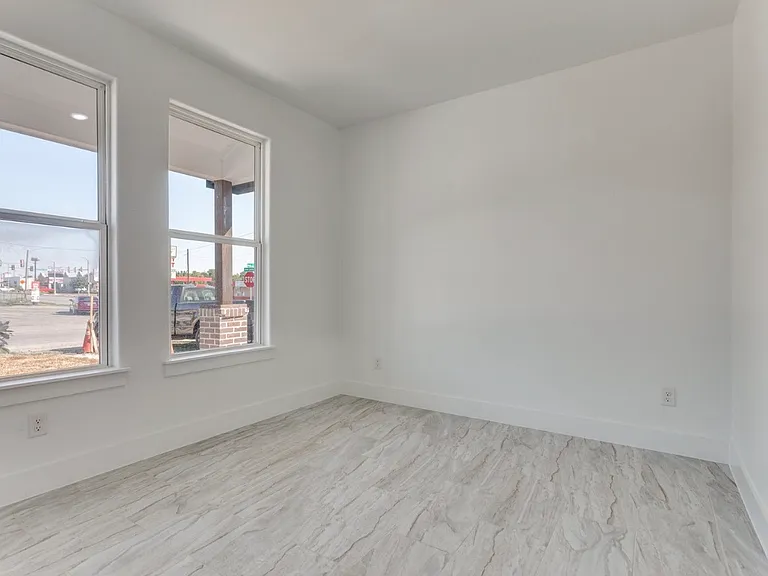 2803 Ross Ave — Photo 6