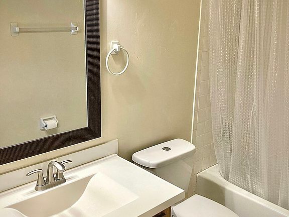 4th image of 720 SE 9th St #1