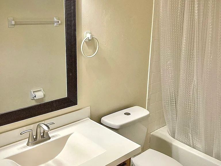 720 SE 9th St #1 — Photo 4
