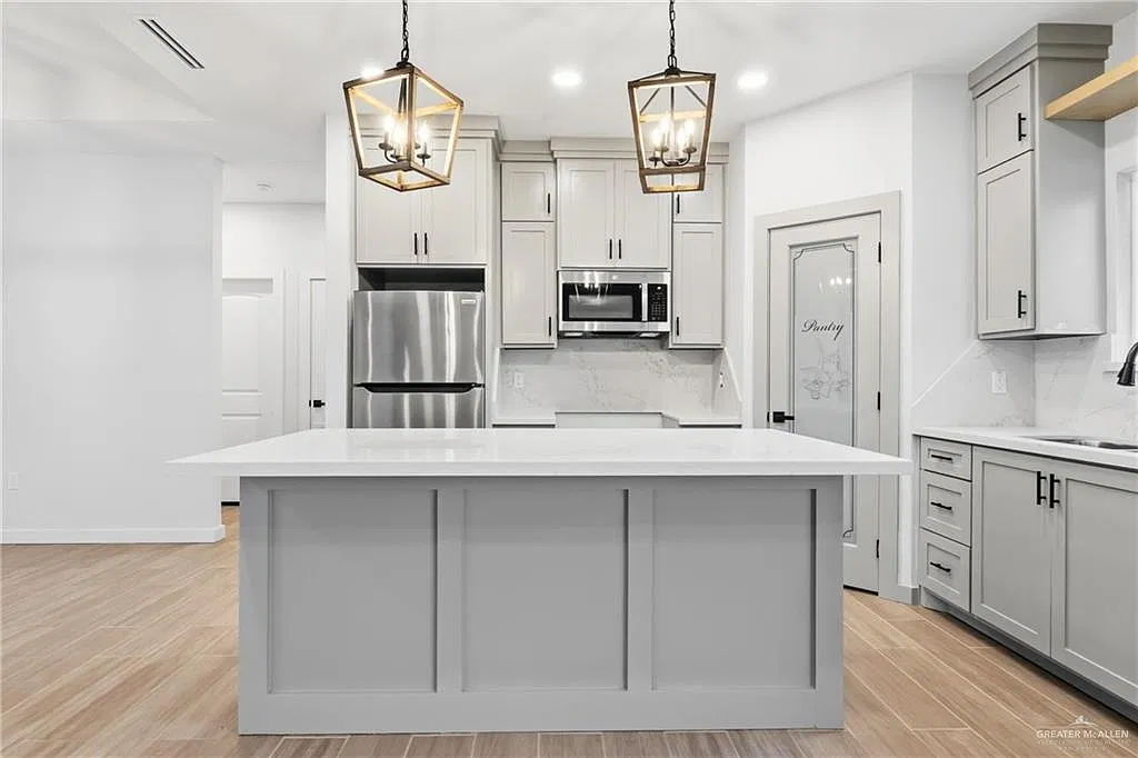 3 bed, 2.0 bath, 1227 sqft, $2,000 — Photo 4