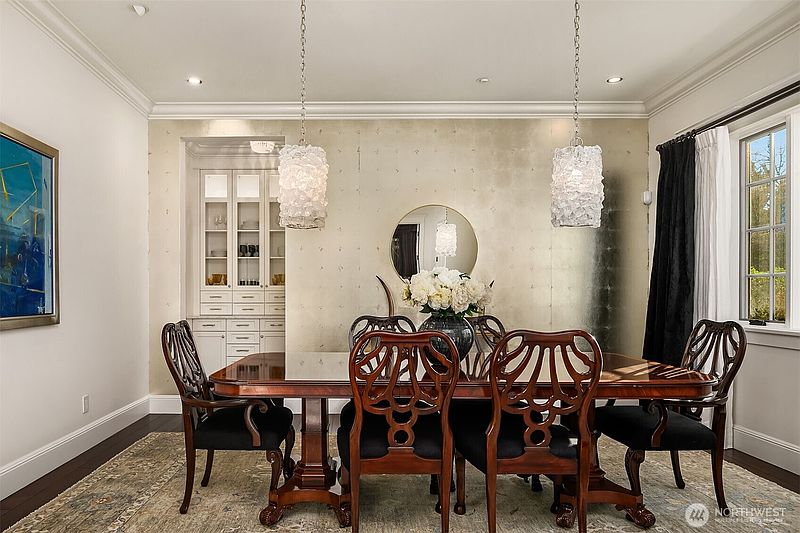 4th image of 2020 Parkside Drive E