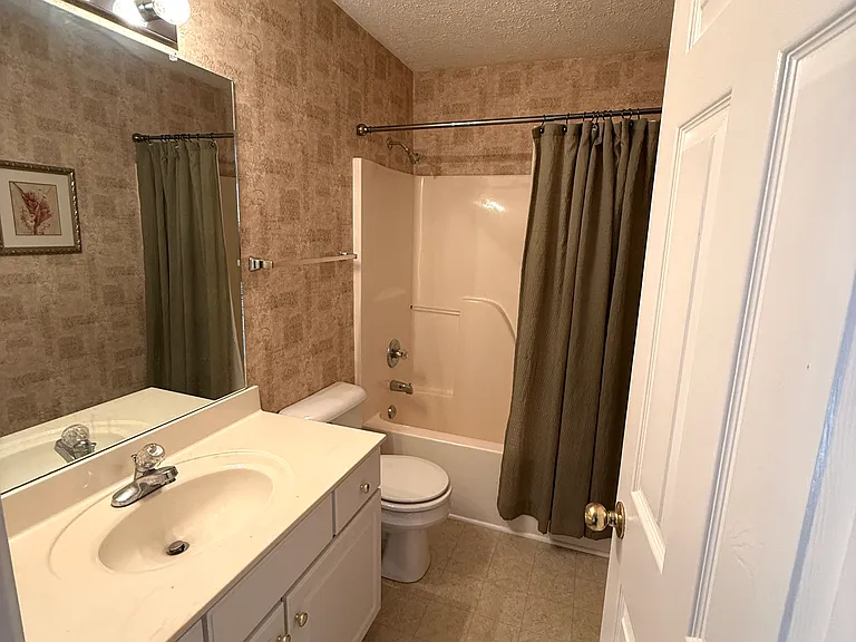 Upstairs full bath with shower/tub combo
