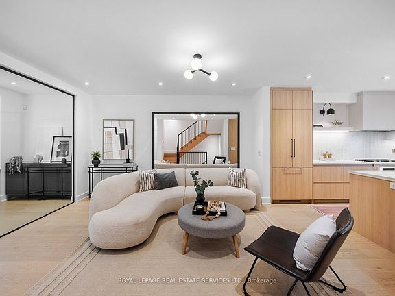 5th image of 374 Spadina Rd