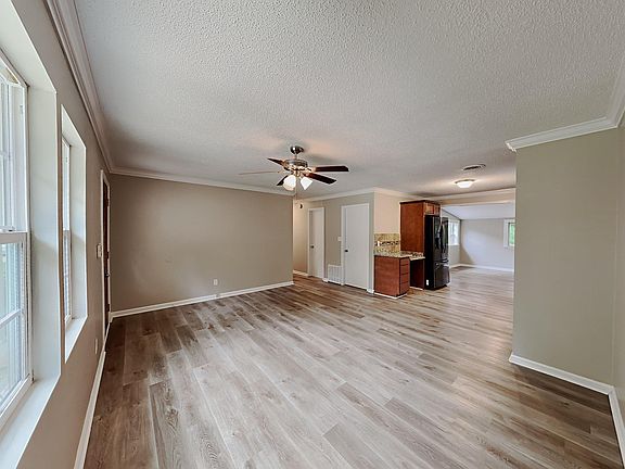 3rd image of 5167 Hickory Dr NE
