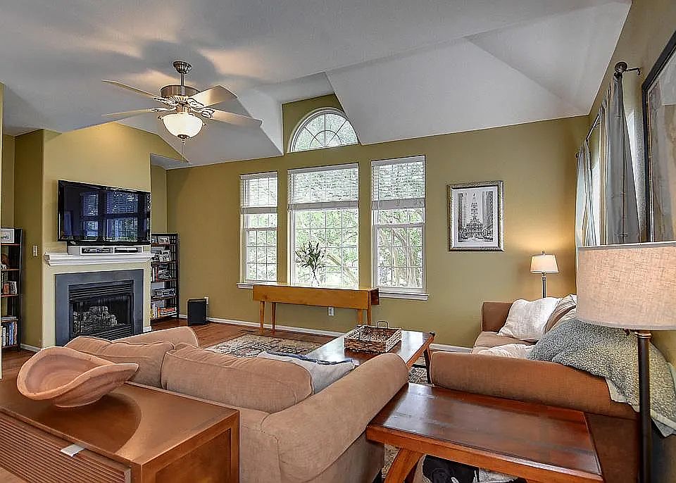 1st image of 4821 Lake Dr