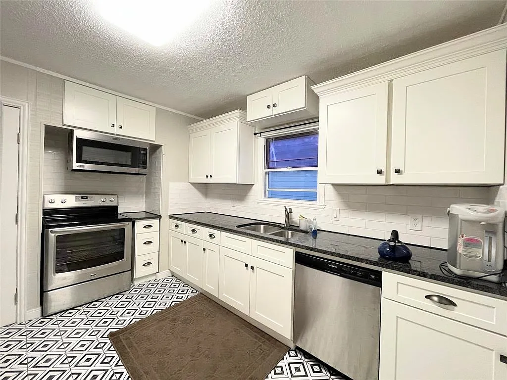 3 bed, 1184 sqft, $2,195 — Photo 3
