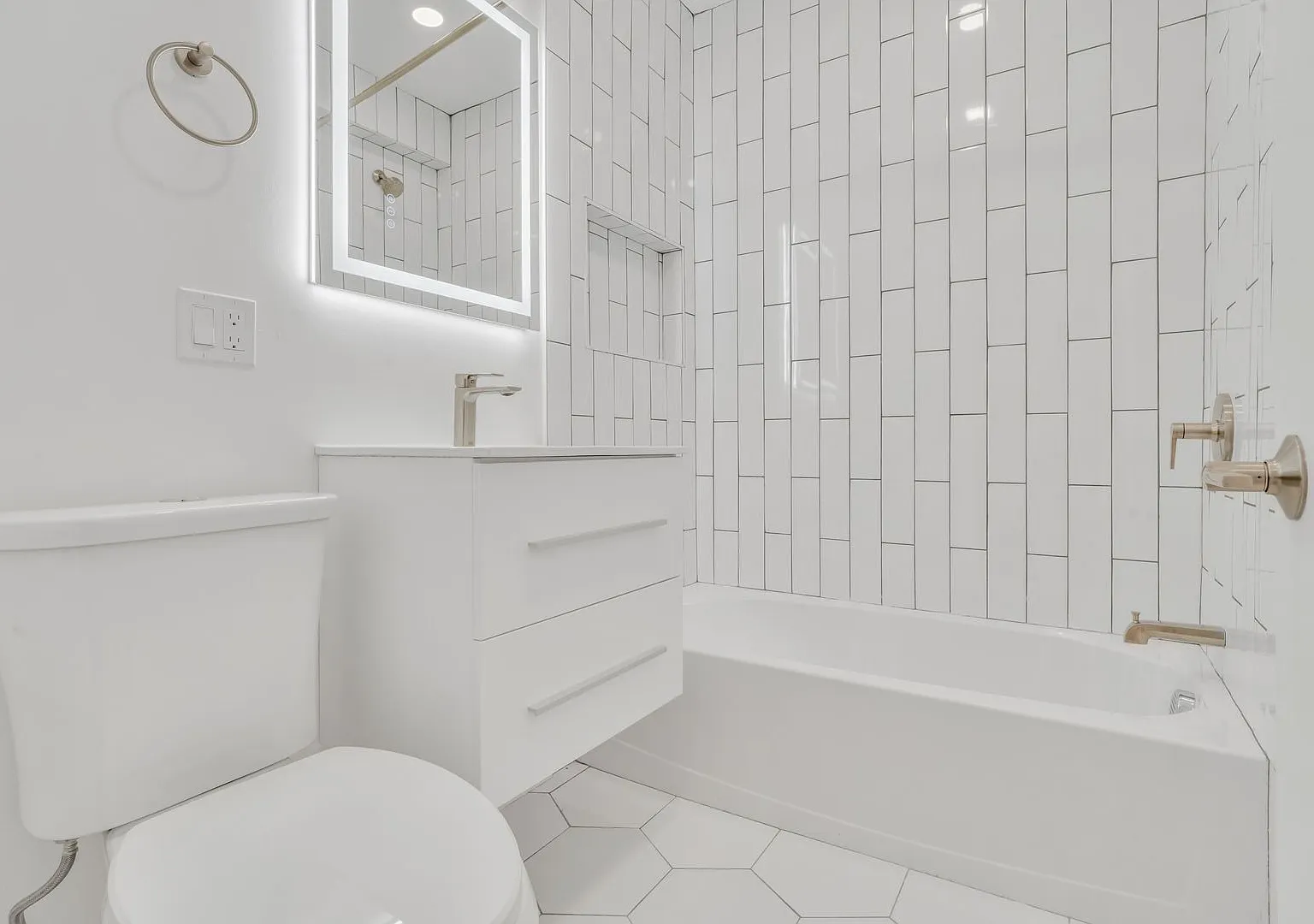 Charming 2 Bedroom — Photo 4