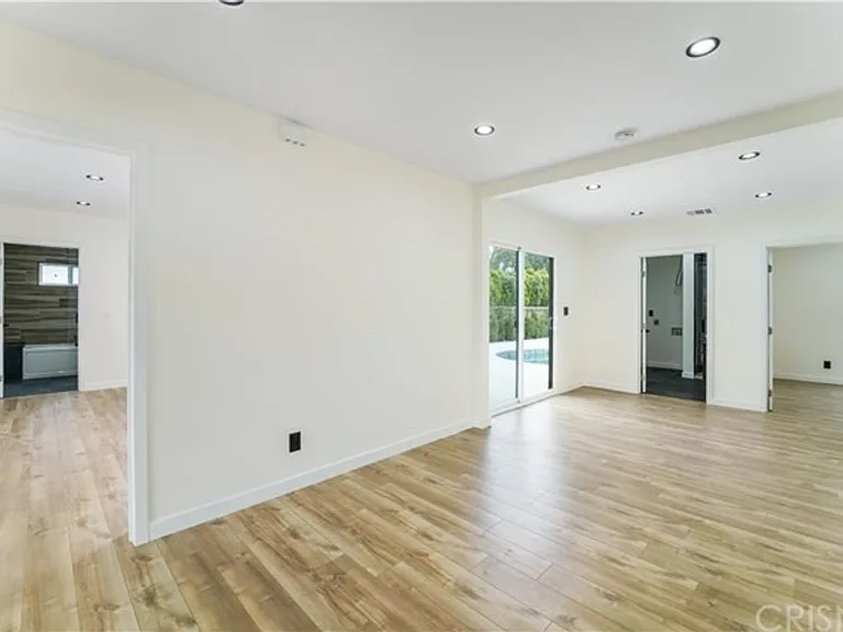 2025 N Pass Ave — Photo 10