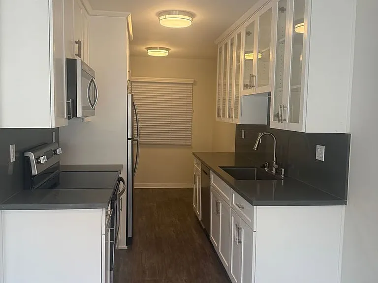 Windsor Place Apartments — Photo 12