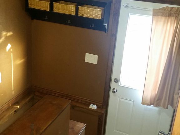 entryway through back of hou