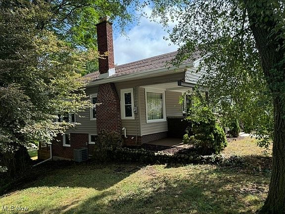 4th image of 214 Banning Ave