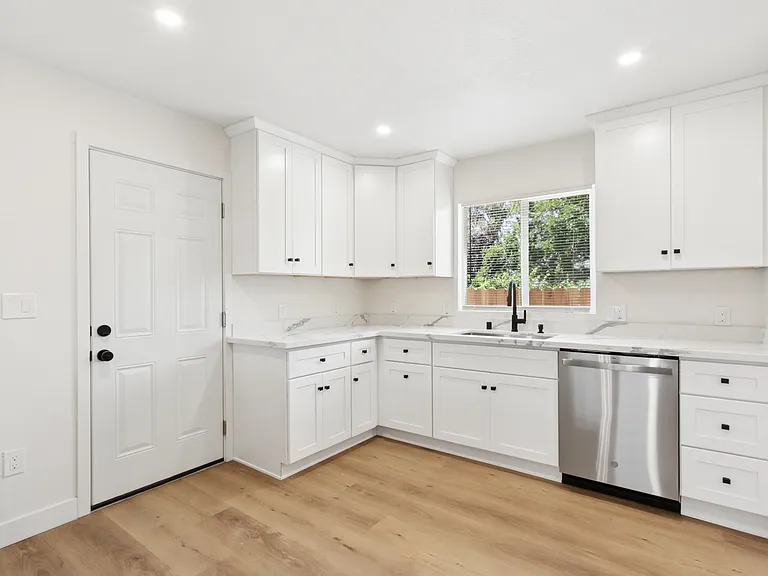 3821 15th Ave — Photo 20