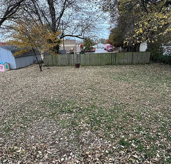 1112 E Locust St — Photo 16