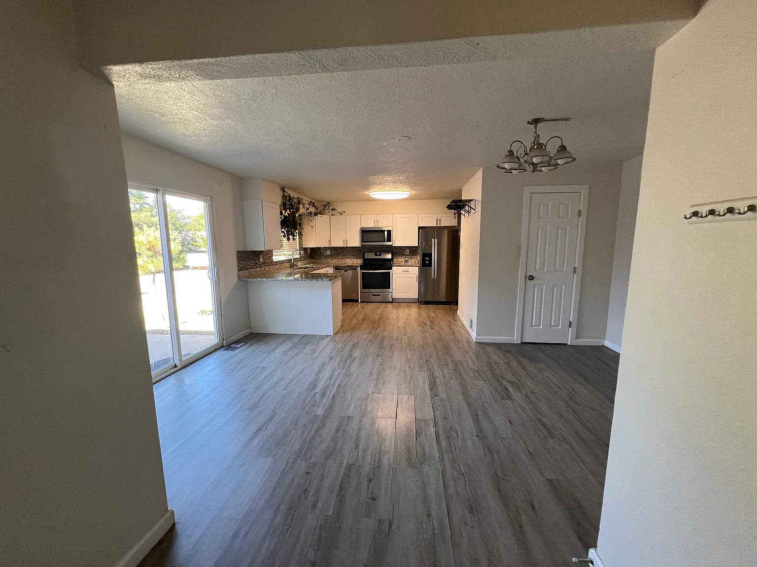 3 bed, 1595 sqft, $2,500 — Photo 4