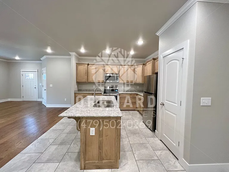 544 Bradford Dr — Photo 8