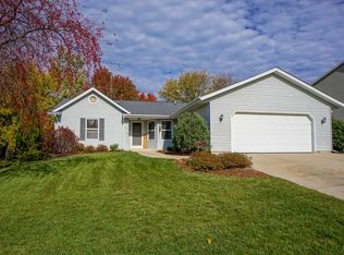 976 Bartlett Dr, Oconomowoc, WI 53066