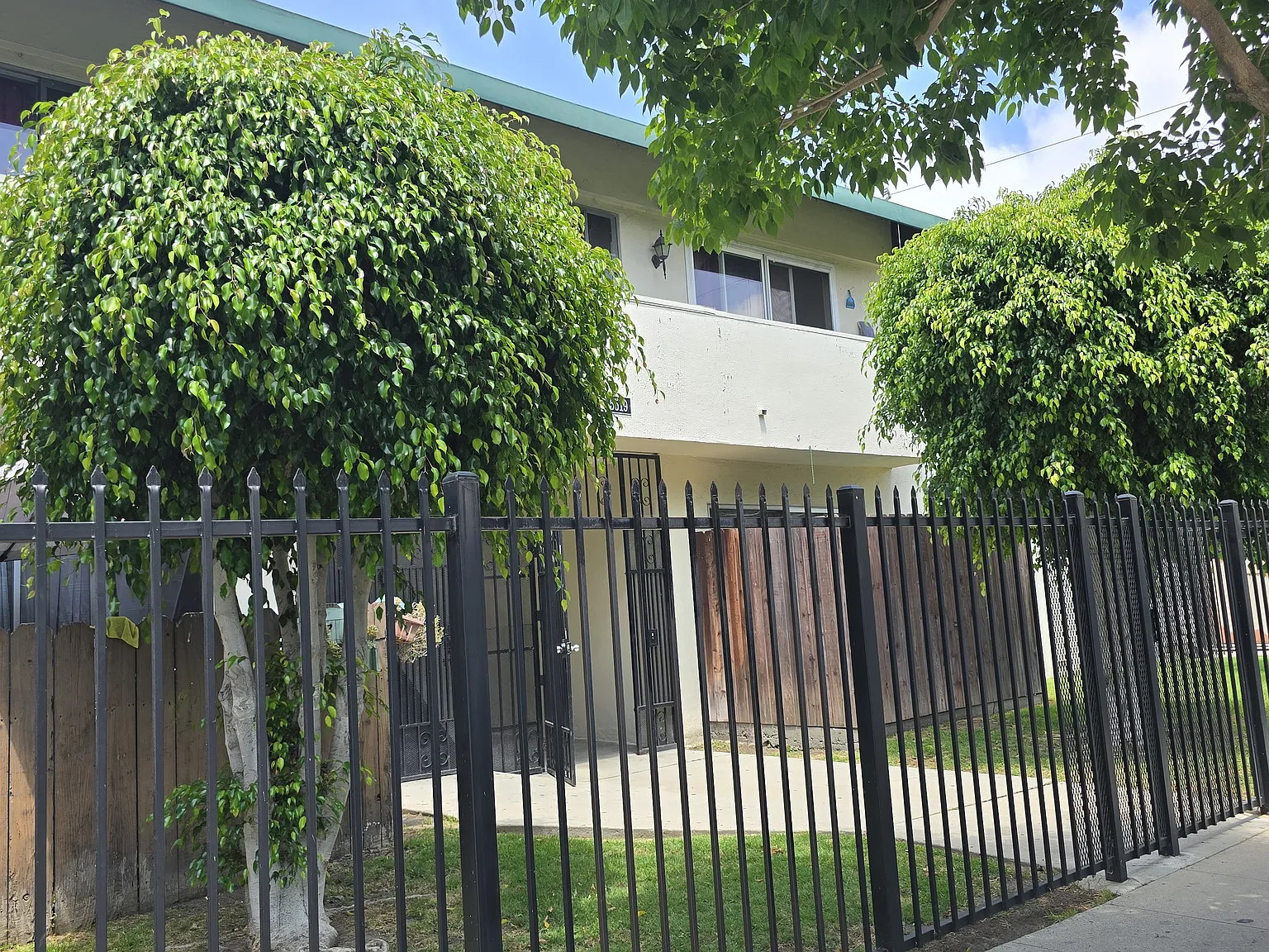 2 bed, 700 sqft, $2,100 — Photo 1