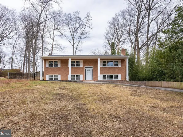 913 Golden Arrow St, Great Falls, VA 22066