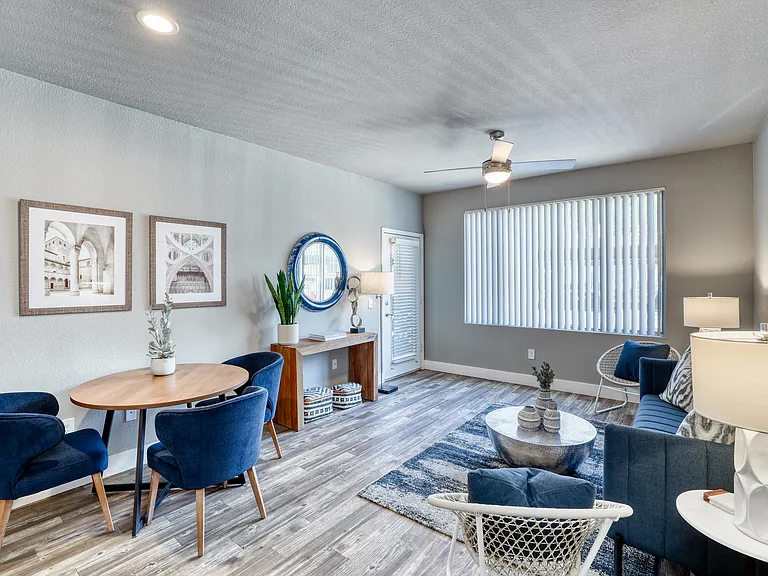 Oxford Apartments — Photo 14