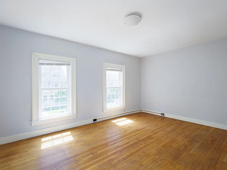 427 Flower Ave E — Photo 20