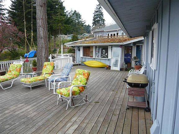 Spacious Newer Deck for Entertaining