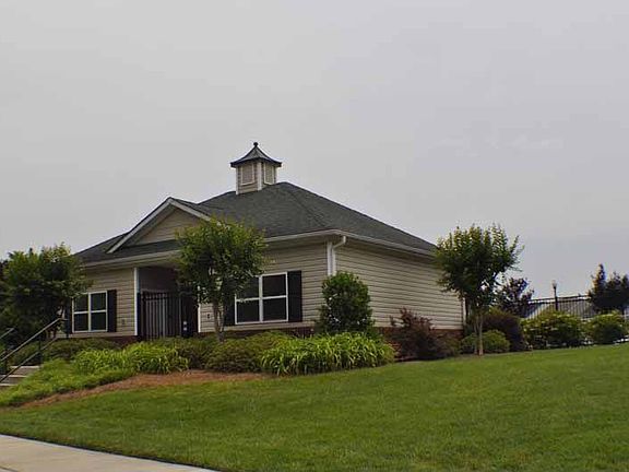 3rd image of 7585 Woodcrest Dr