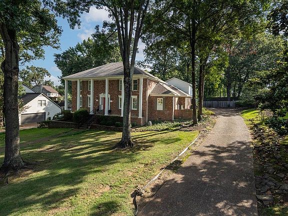 3rd image of 2608 Holly Spring Dr