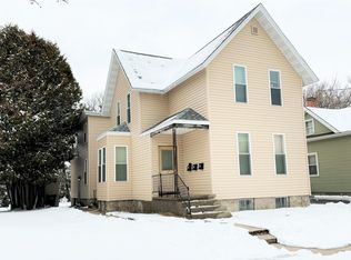 1210 S 9th St, Manitowoc, WI 54220