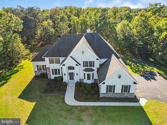3rd image of 56 Oxford Cir