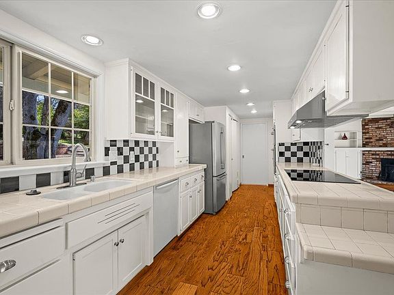3rd image of 419 Greenwood Dr