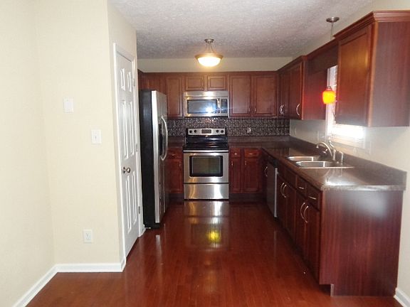 3rd image of 571 Cedar Valley Dr