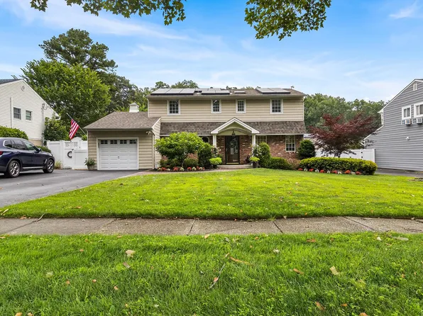 93 Boxwood Drive, Kings Park, NY 11754