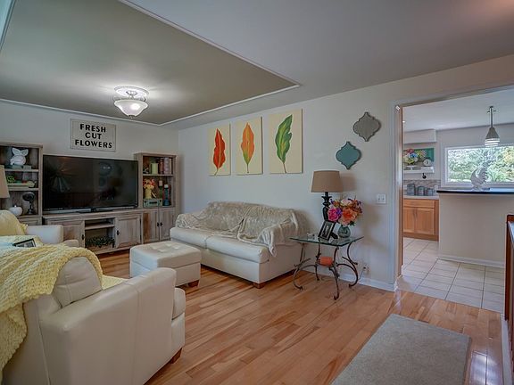 4th image of 303 E Broadway