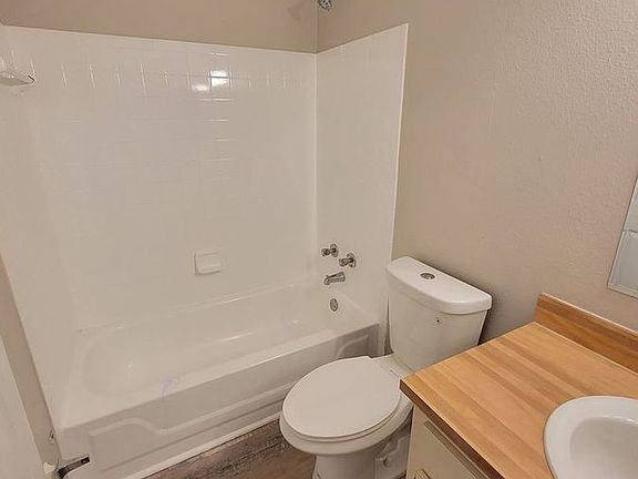 3rd image of 1627 Goodyear Ave APT 2
