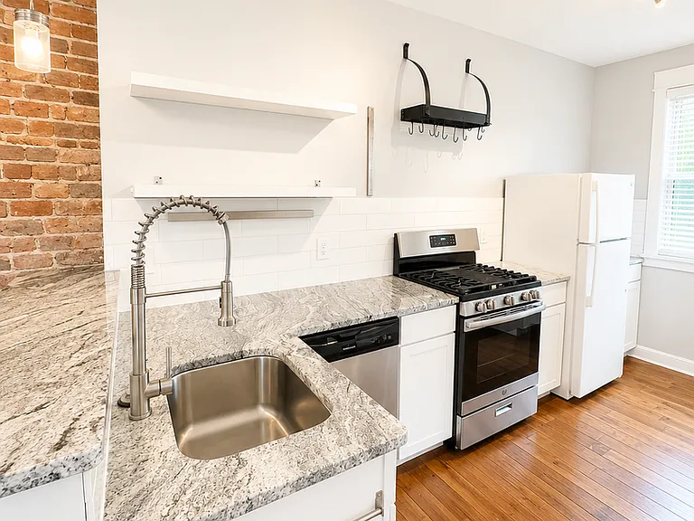 390 E Whittier St — Photo 8