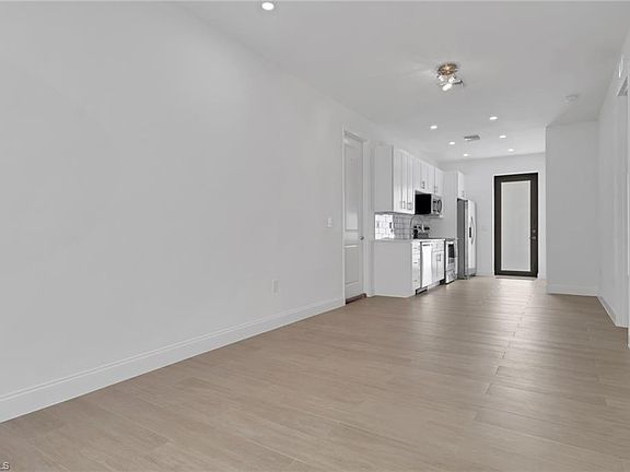 5th image of 11563 Saunders AVE