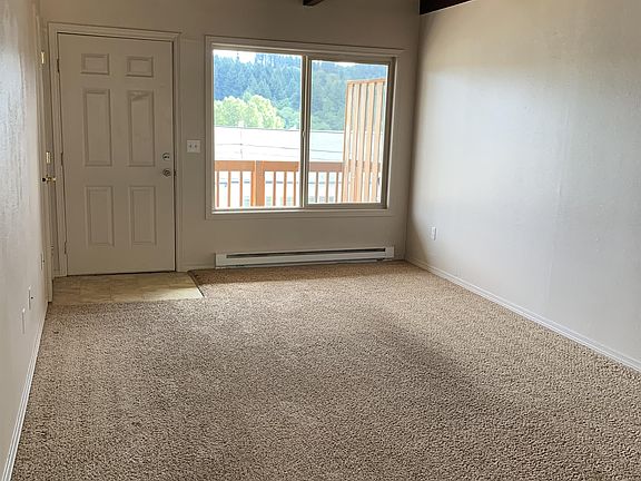 3rd image of 810 S Nehalem St #4